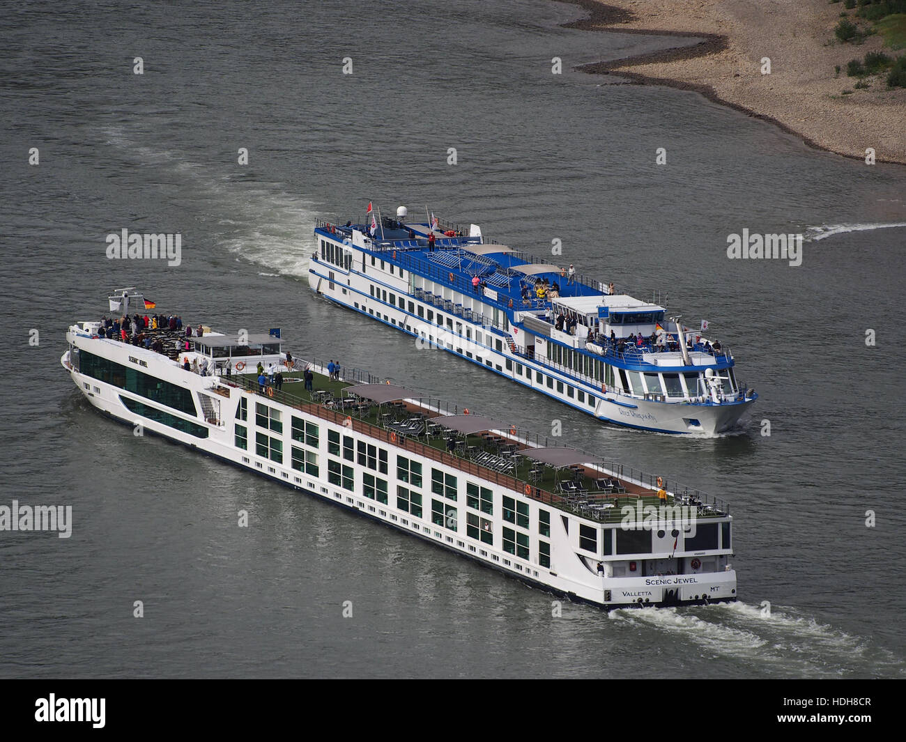 Il fiume Rhapsody (1999) e Scenic Jewel (2013) sono navi da crociera di lusso che viaggiano sul fiume Reno vicino a Sankt Goar. Queste navi offrono vedute panoramiche dei paesaggi del fiume e dei castelli vicini. Foto Stock