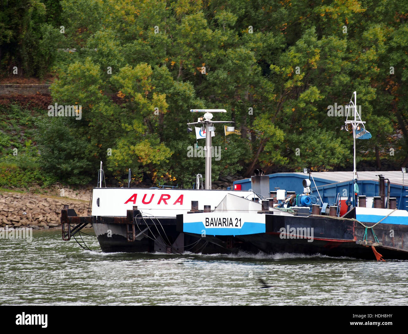 La "Aura" (ENI 04802920) e la "Bavaria 21" (ENI 04503510) sono due navi che attraversano il fiume Reno nei pressi di Boppard, Germania. Queste navi, progettate per il trasporto di merci commerciali, attraversano la trafficata rotta fluviale nel cuore della rete marittima europea. Foto Stock