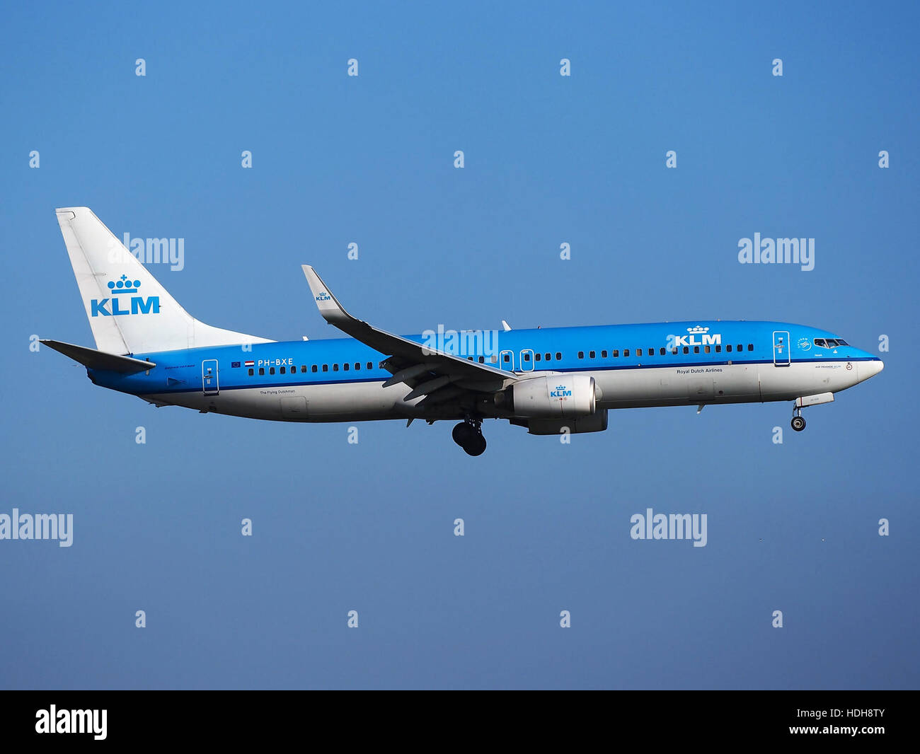 Questa immagine mostra un aereo che naviga attraverso il cielo, evidenziando il volo regolare dell'aereo mentre sorvola le nuvole. Foto Stock