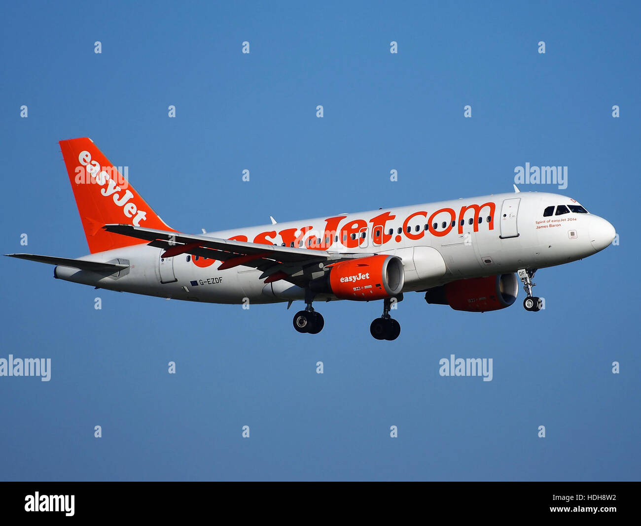 Una rappresentazione di un aereo in volo, che mostra le ali dell'aereo mentre naviga attraverso il cielo. Questa immagine mette in evidenza la dinamica del viaggio aereo e l'ingegneria dietro le macchine volanti. Foto Stock
