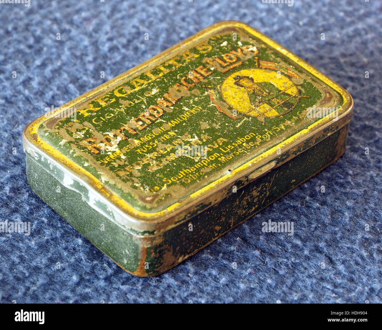 Questa immagine mostra uno storico design della nave Lloyd, che mette in evidenza l'eredità del marchio nel trasporto marittimo. L'immagine presenta una lattina Regalitas, che fa riferimento al marchio storico della compagnia di navigazione olandese. Foto Stock