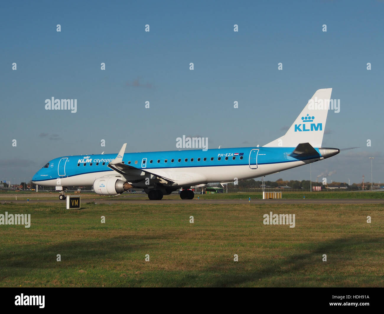 L'aeromobile PH-EZA, un Boeing 777, sta prendendo in carico l'aeroporto Schiphol di Amsterdam, dirigendosi verso la pista 36L per il decollo. Questo moderno velivolo fa parte della flotta di un'importante compagnia aerea internazionale, che mostra l'efficienza e la portata dei viaggi aerei contemporanei. Foto Stock