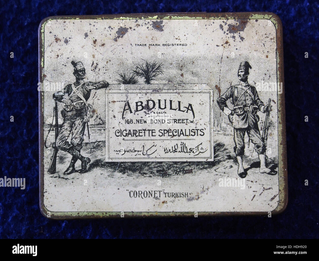 Questa immagine presenta una collezione di vecchie scatole di sigarette Abdulla, utilizzate storicamente per immagazzinare sigarette e biscotti. Questi contenitori vintage sono ora preziosi oggetti da collezione, che riflettono il design e le pratiche commerciali dell'epoca. Foto Stock