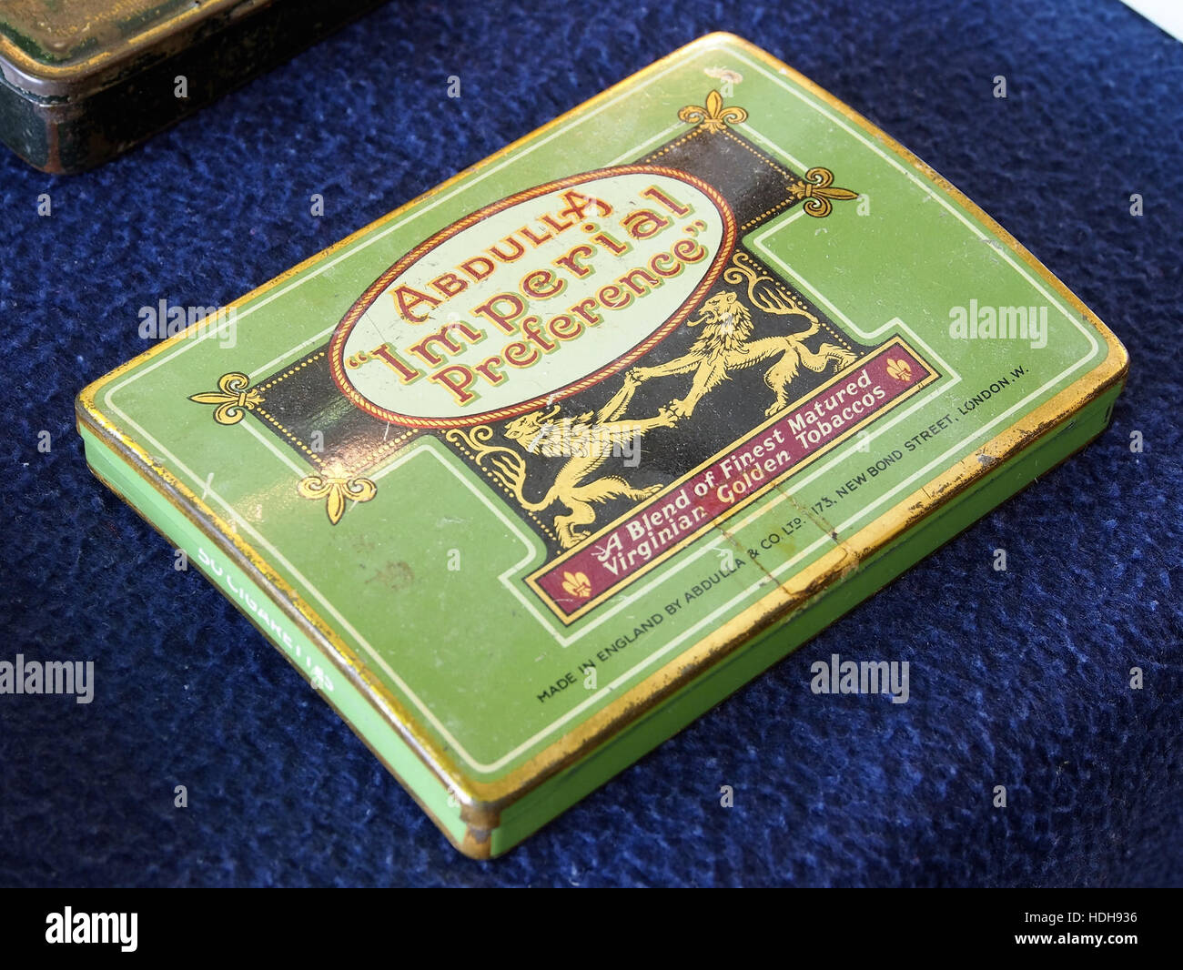 Questa immagine presenta una vecchia scatola di sigarette Abdulla, spesso usata per conservare biscotti e sigarette. Si tratta di un articolo vintage che mostra il design e la pubblicità dell'epoca. Foto Stock