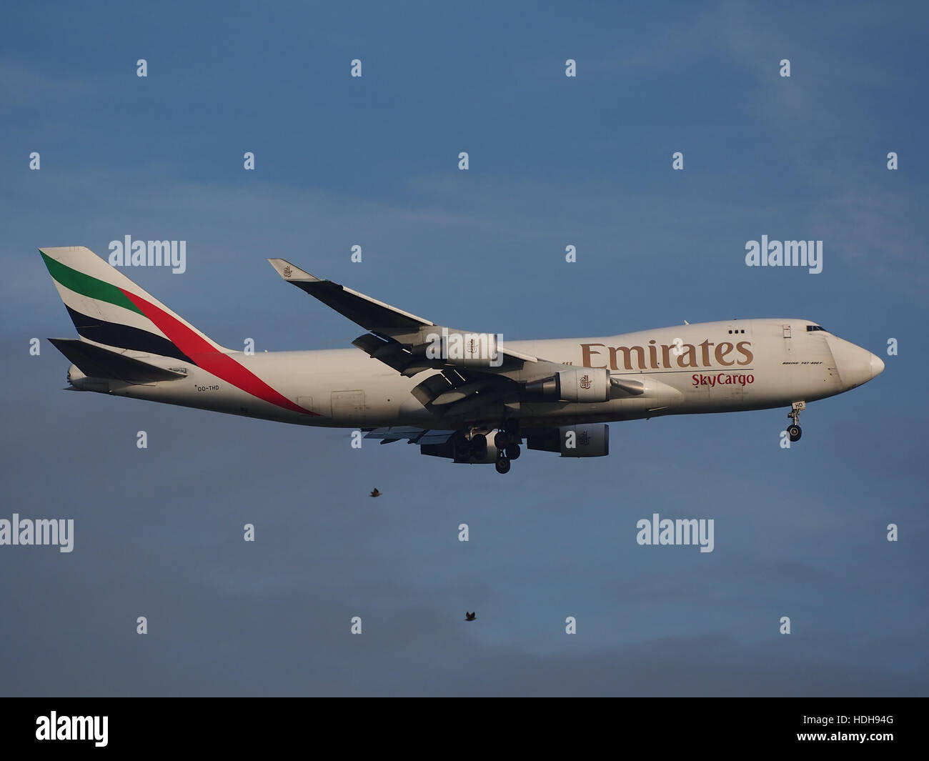 OO-THD, un aereo, è raffigurato durante l'avvicinamento finale alla pista 18R dell'aeroporto di Schiphol, mostrando la discesa dell'aereo durante le procedure di atterraggio. Foto Stock