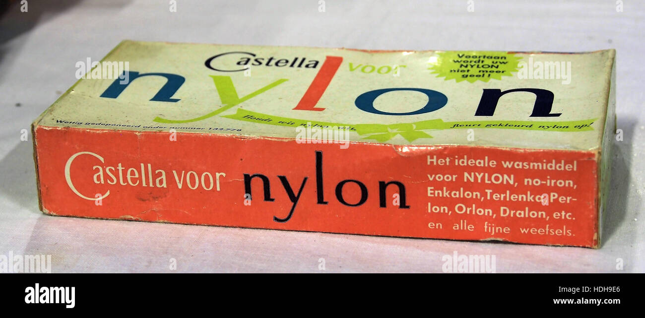 Questo design vintage di Castella per detersivo IN NYLON è un esempio di arte commerciale dei primi anni del XX secolo. Il design incorpora caratteri tipografici ed elementi illustrativi tipici della confezione dei prodotti della metà del secolo. Foto Stock