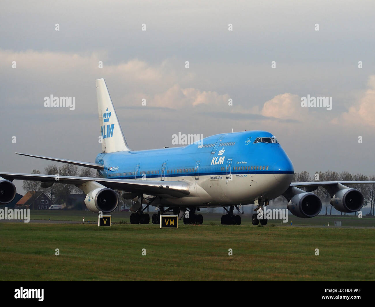 PH-BFU, un aereo commerciale, è visto rullare dopo l'atterraggio sulla pista 18R in un aeroporto non specificato. L'aeromobile fa parte di un volo di linea, che esegue procedure standard post-atterraggio. Foto Stock