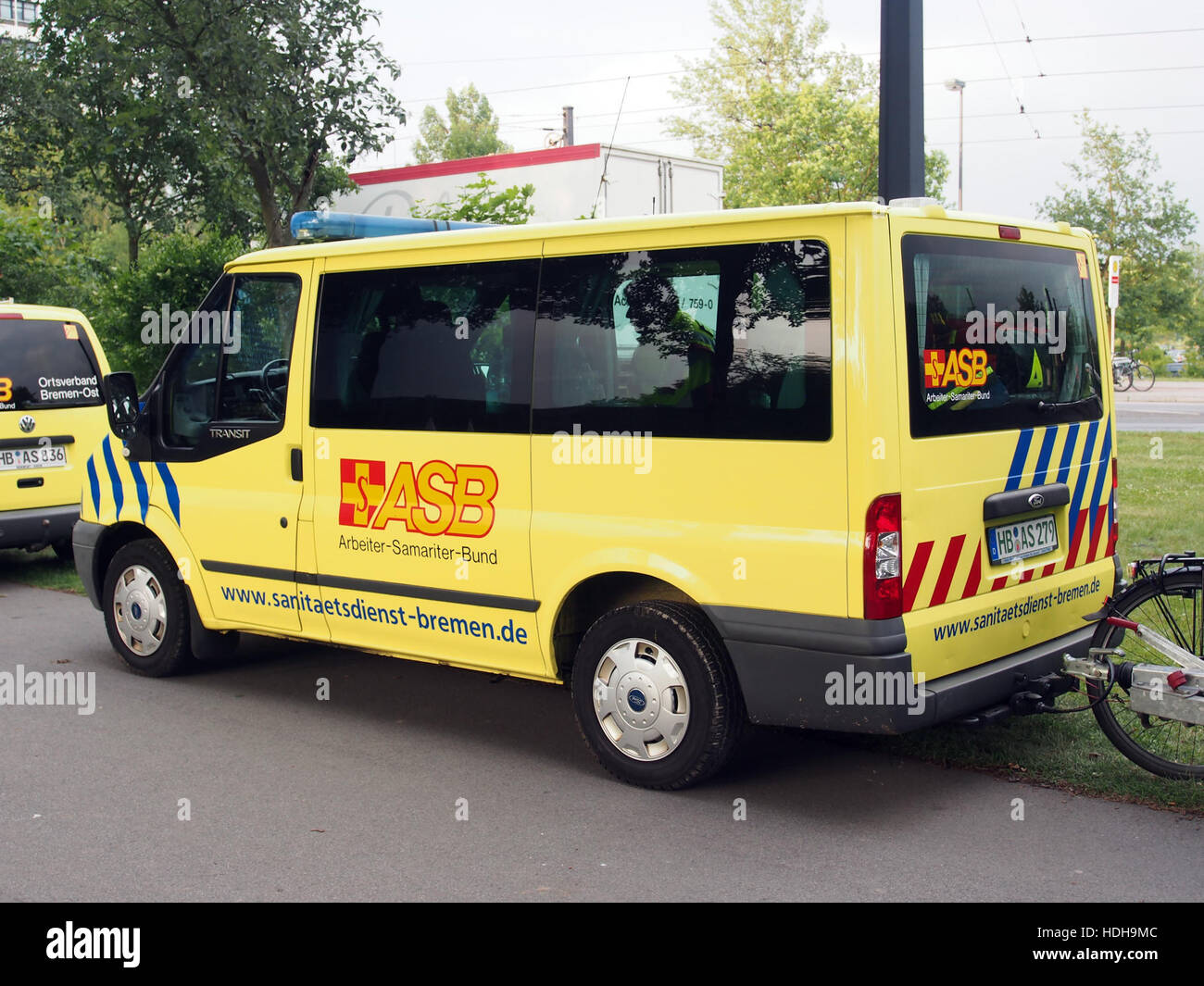 Un'ambulanza Ford Transit ASB a Brema, progettata per i servizi medici di emergenza. Il veicolo viene utilizzato per il trasporto di pazienti con esigenze mediche urgenti. Foto Stock