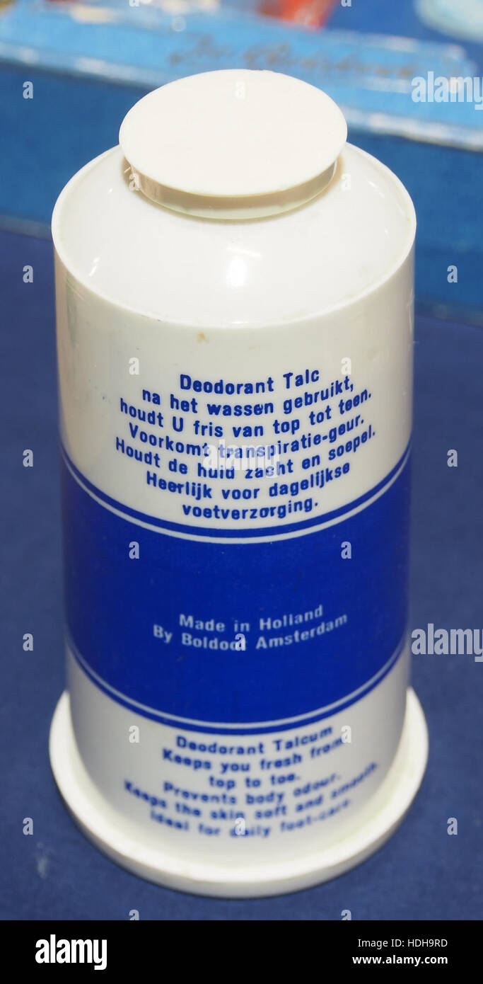 Una fotografia del prodotto di Boldoot talco deo, con la sua confezione e il suo design. Questa immagine mostra il marchio e l'aspetto del deodorante talco per la presentazione commerciale. Foto Stock