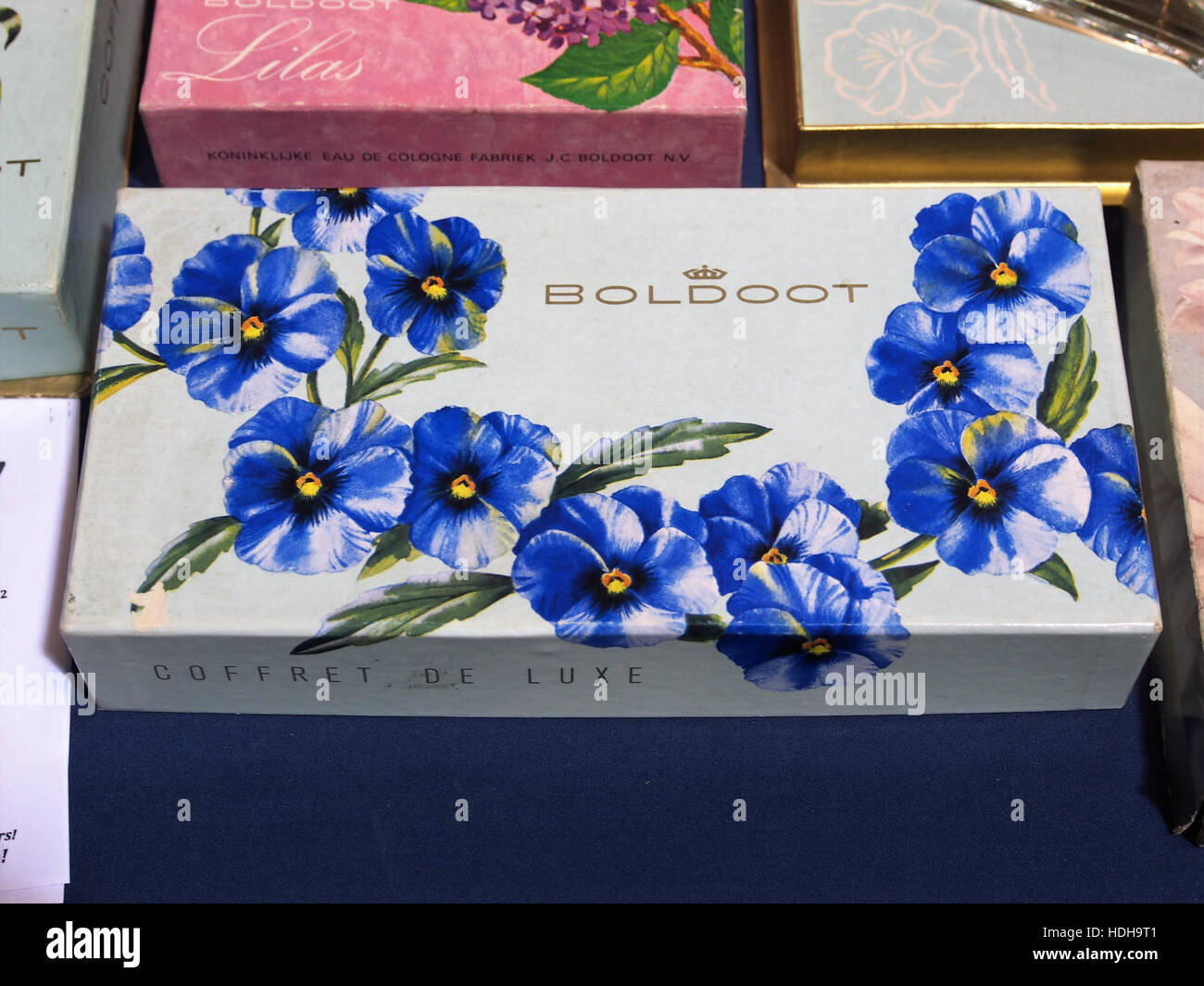 Le confezioni Boldoot Soap e Eau de Cologne dei primi anni del XX secolo riflettono il design vintage e il marchio di un noto marchio europeo di fragranze e articoli da toeletta. L'intricato design del packaging illustra l'estetica dell'epoca e l'importanza del packaging nel marketing. Foto Stock