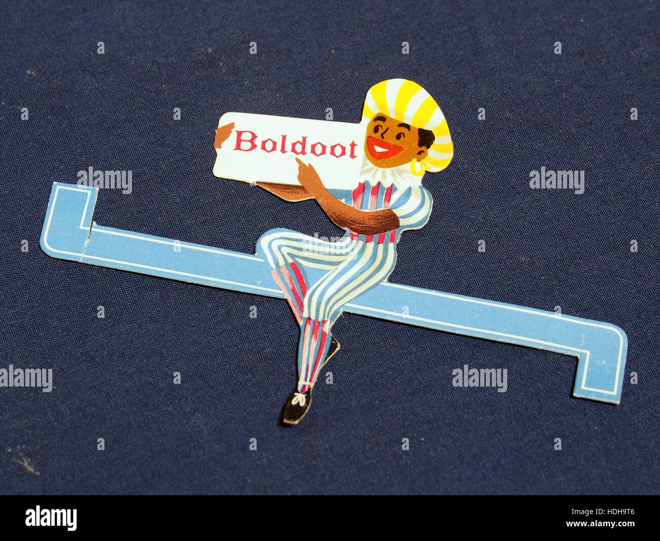 *Boldoot Zwartepiet pic 1* è un'immagine legata alla tradizione olandese di Sinterklaas, con il personaggio di Zwarte Piet (Pietro Nero), una figura spesso vista in parate e festival durante la stagione delle feste di Sinterklaas. La rappresentazione riflette probabilmente la rappresentazione storica del personaggio, che tradizionalmente assiste Sinterklaas nelle festività. Zwarte Piet rimane una figura controversa nelle discussioni moderne sulla sensibilità culturale. Foto Stock