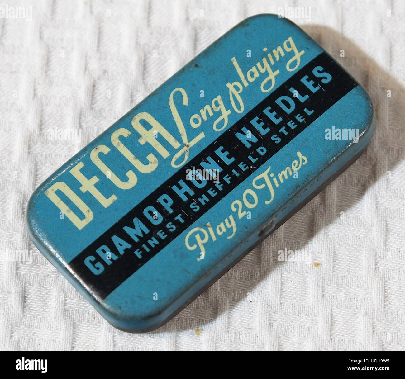 Questa immagine presenta una scatola di aghi Decca, un oggetto da collezione associato a dischi fonografici vintage e musica dei primi anni del XX secolo. Lo stagno rappresenta un importante pezzo di storia musicale, che mostra i contributi del marchio Decca all'industria fonografica. Foto Stock