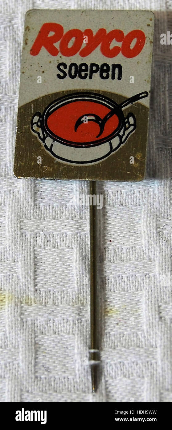 Questa spilla pubblicitaria vintage Royco zuppa (speltje) è un pezzo nostalgico di cimeli. Riflette lo stile di marketing del passato, con il suo design che promuove la gamma di zuppe di Royco. Il perno sarebbe stato un oggetto promozionale da un momento in cui tali pubblicità erano comunemente utilizzate nel XX secolo. Foto Stock