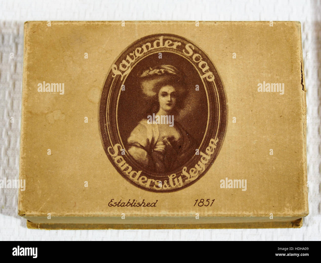 Questa fotografia mostra Sanders & Cy Leyden, un paio di individui di rilievo il cui lavoro è documentato in archivi storici. L'immagine riflette probabilmente i loro contributi nel contesto del loro campo, offrendo uno sguardo al passato attraverso la documentazione visiva. Foto Stock