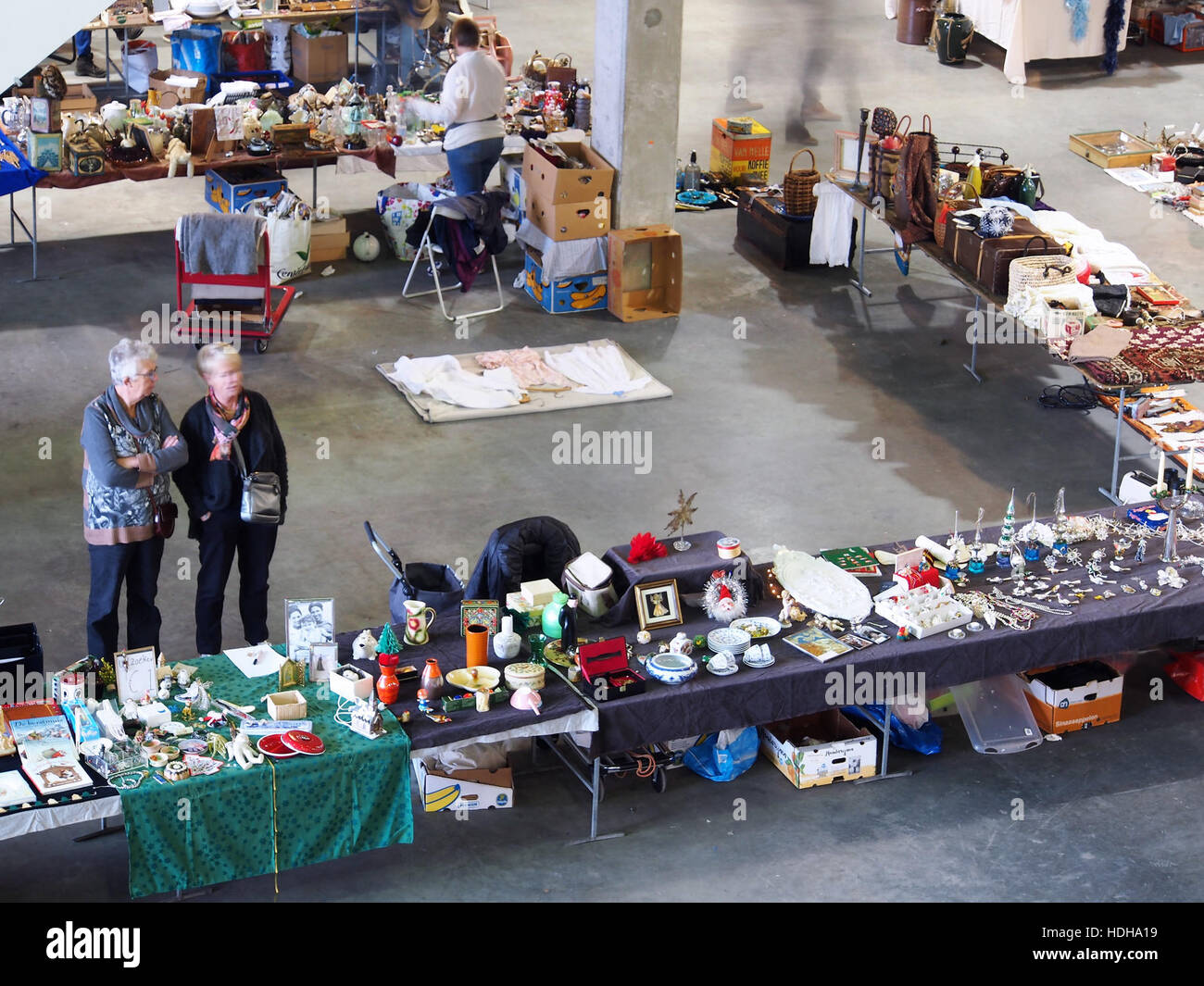 Questa fotografia cattura un momento dal Verzamelbeurs, un evento tenutosi a Nieuwegein nel novembre 2016, incentrato sul collezionismo. L'evento ha riunito appassionati e collezionisti provenienti da diversi campi per mostrare e scambiare oggetti di valore in un contesto culturale. Foto Stock