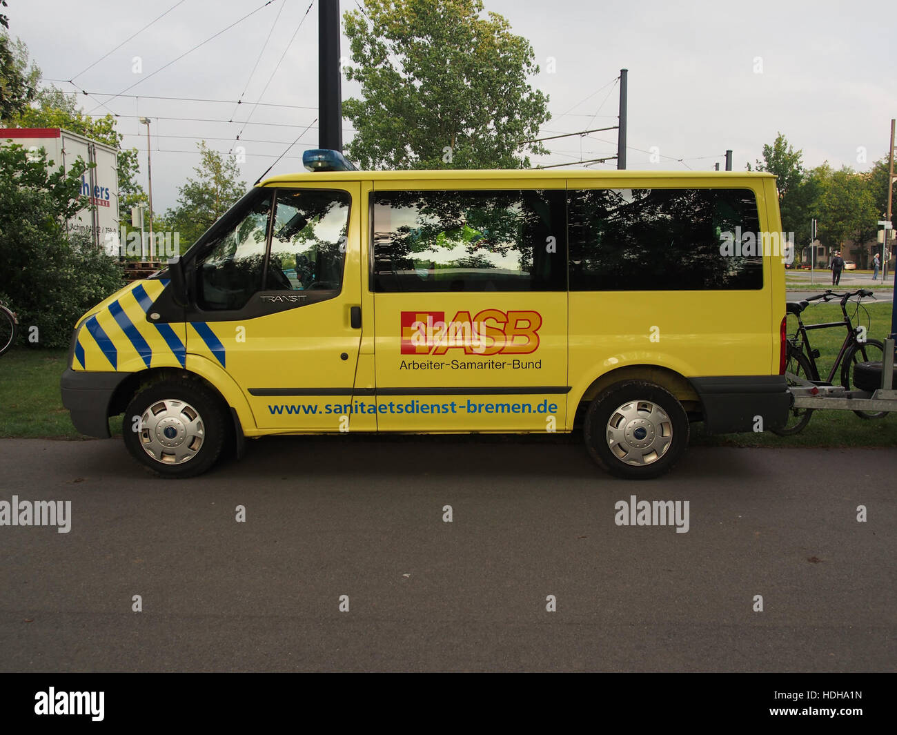 Questa fotografia mostra un'ambulanza Ford Transit ASB, situata a Brema. Il veicolo viene utilizzato per i servizi medici di emergenza, al servizio della comunità locale con trasporto vitale cruciale nella regione. Foto Stock