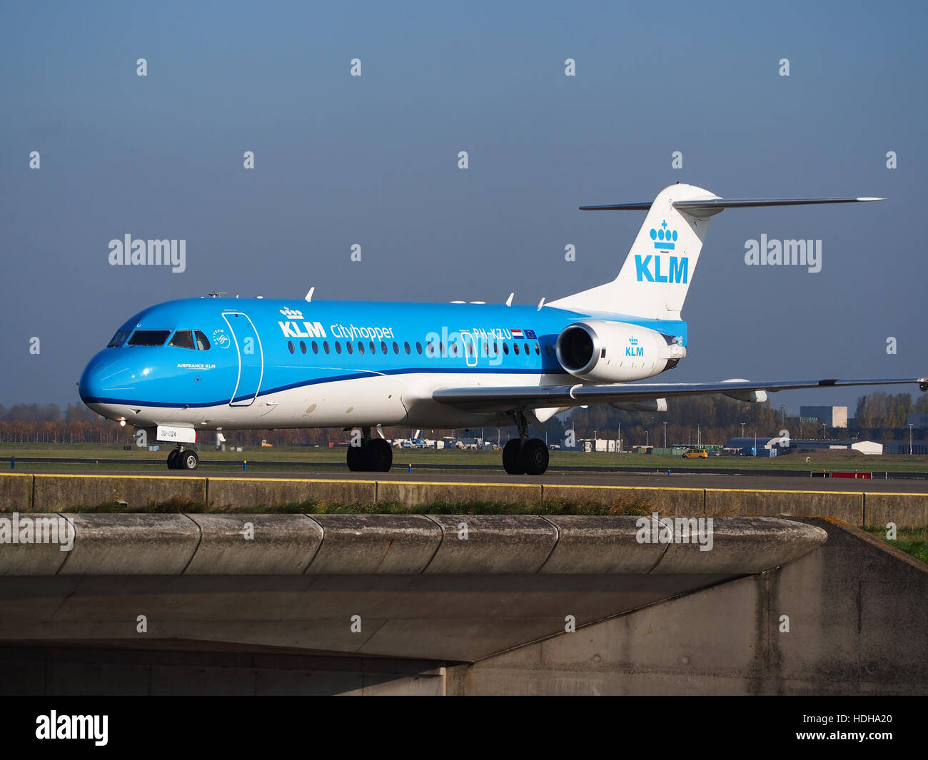 PH-KZU KLM Cityhopper Fokker F70 - cn 11543 a Schiphol rullaggio verso 36L Foto Stock