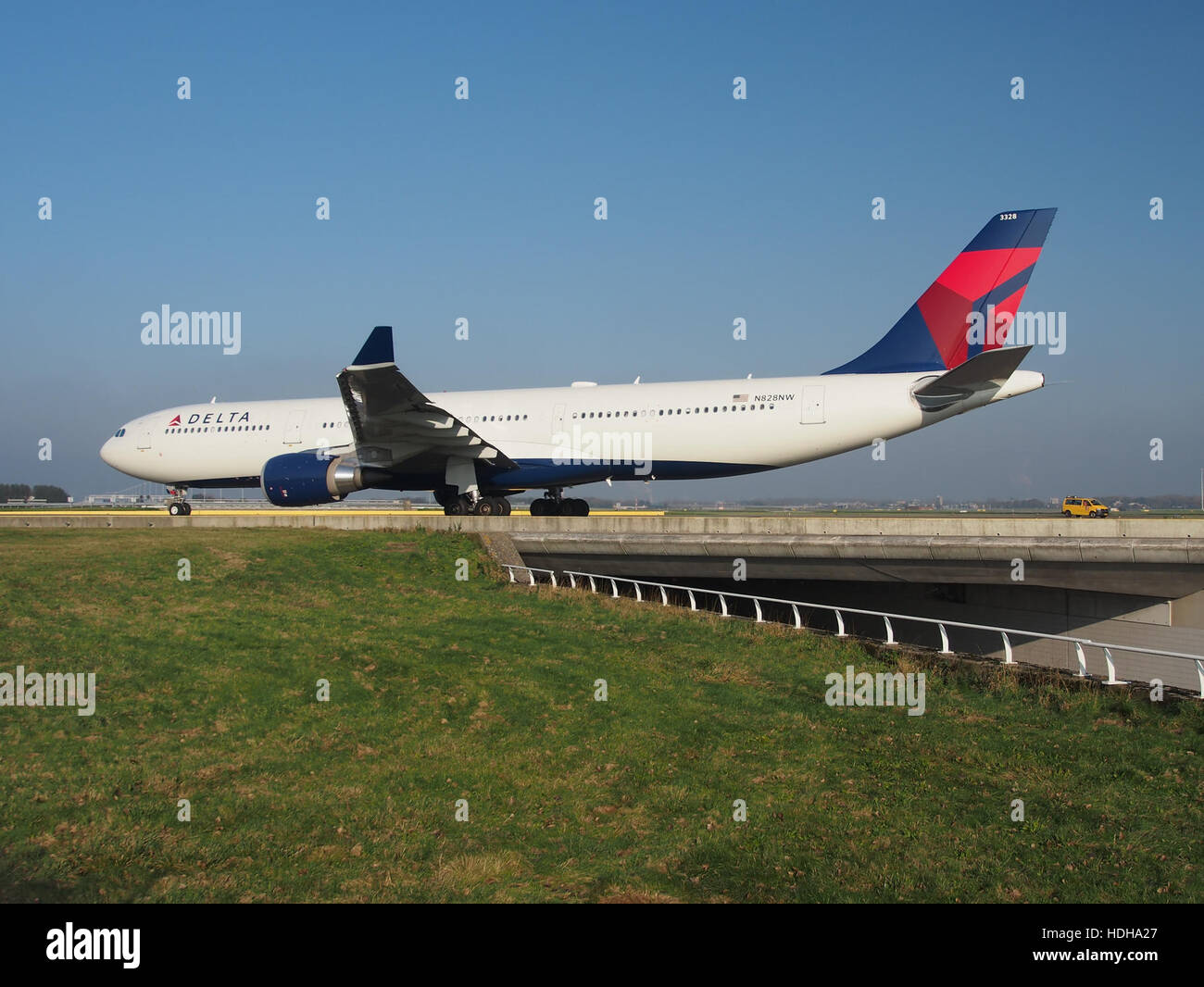 N828NW (aeromobili) Delta Air Lines Airbus A330-302 a Schiphol rullaggio verso 36L pic4 Foto Stock