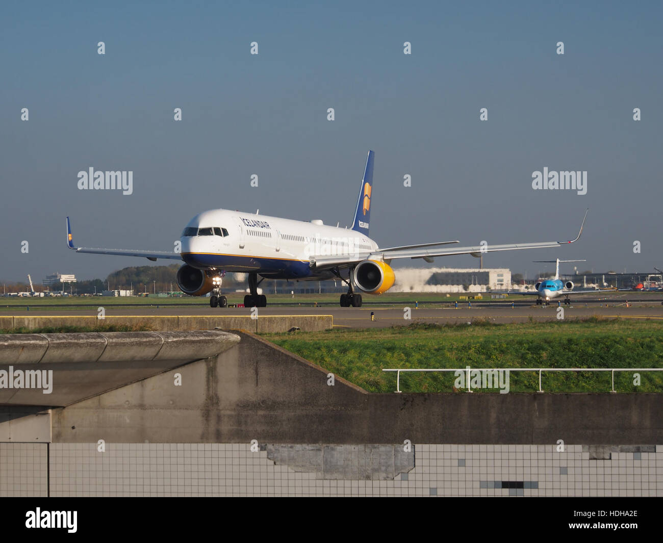 TF-FIX Icelandair Boeing 757-308(WL) - CN 29434 a Schiphol rullaggio verso 36L pic1 Foto Stock