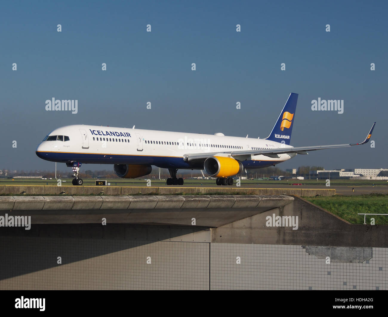 TF-FIX Icelandair Boeing 757-308(WL) - CN 29434 a Schiphol rullaggio verso 36L pic3 Foto Stock