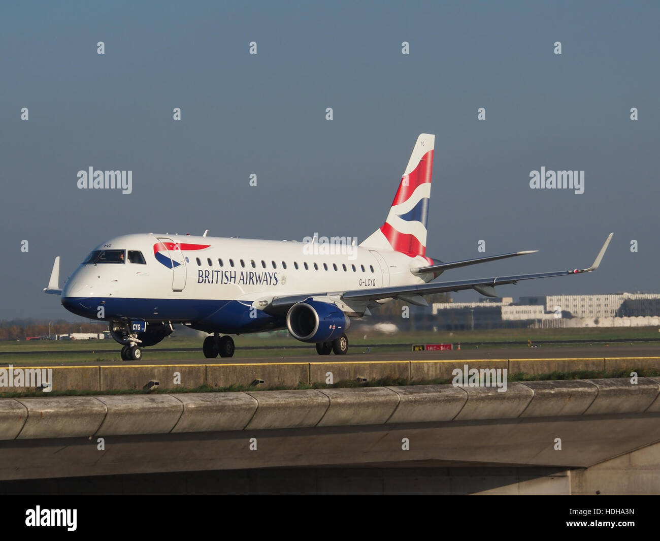 G-LCYG - Embraer ERJ-170 STD - British Airways a Schiphol rullaggio verso 36L pic1 Foto Stock