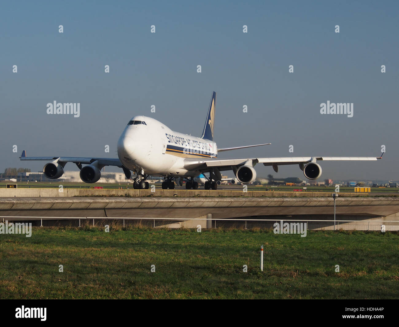 9V-SFQ - Boeing 747-412F(SCD) - Singapore Airlines Cargo a Schiphol rullaggio verso 36L pic 5 Foto Stock