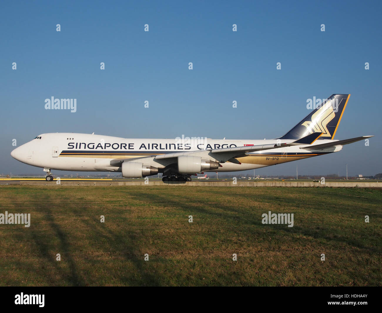 9V-SFQ - Boeing 747-412F(SCD) - Singapore Airlines Cargo a Schiphol rullaggio verso 36L pic 9 Foto Stock