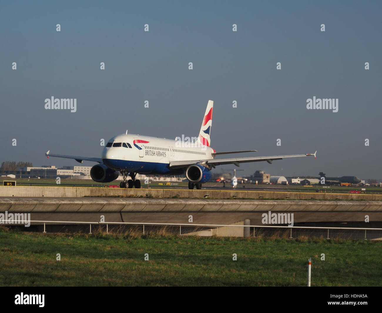 G-MIDY è un Airbus A320-232 della British Airways, numero di serie 1014, catturato in rullaggio verso la pista 36L all'aeroporto Schiphol di Amsterdam. L'aeromobile, parte della flotta a corto raggio di British Airways, si sta preparando per la partenza su un volo commerciale verso varie destinazioni europee. Foto Stock