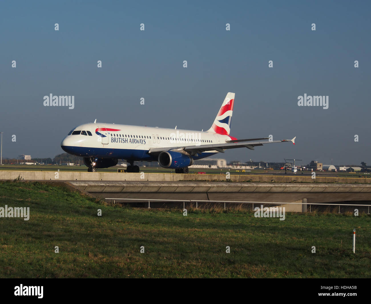 L'Airbus A320-232 della British Airways, registrato G-MIDY, viene visto rullare verso la pista 36L all'aeroporto di Schiphol. L’aeromobile, con numero di serie 1014, fa parte della flotta della compagnia aerea, utilizzata per voli nazionali e internazionali. Foto Stock