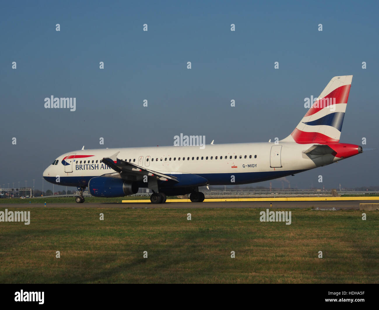 Il British Airways Airbus A320-232, registrato G-MIDY, taxi verso la pista 36L all'aeroporto di Schiphol. Questa immagine cattura il movimento dell'aereo sull'asfalto, evidenziando la sua livrea distinta e le operazioni impegnative di uno dei principali aeroporti internazionali d'Europa. Foto Stock