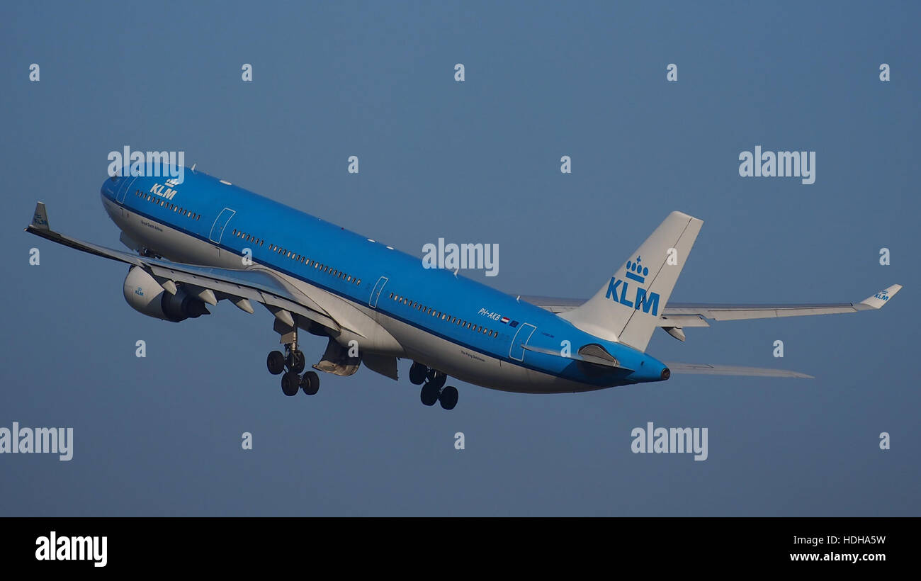PH-AKB KLM Royal Dutch Airlines Airbus A330-303 - cn 1294 decollo da pista 36C pic3 Foto Stock