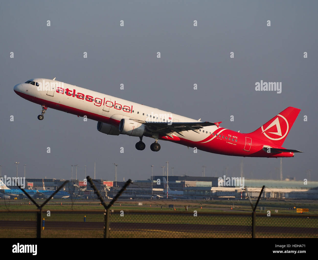 TC-ATE, Airbus A321-211, Atlasjet decollo da pista Schihol 36C pic1 Foto Stock