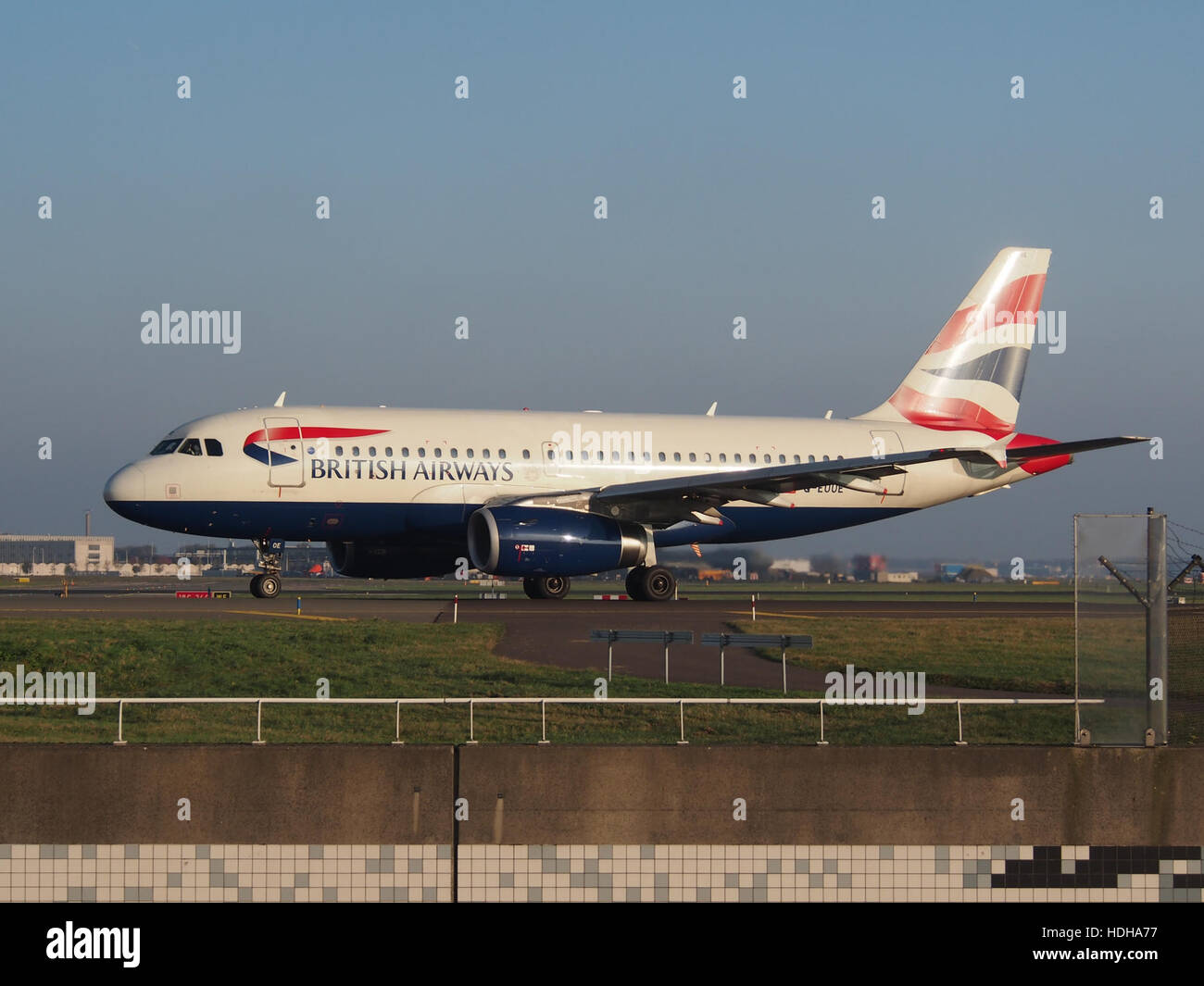G-EUOE Airbus A319-131 British Airways a Schiphol attraversamento autostrada A5 verso la pista 36L pic1 Foto Stock