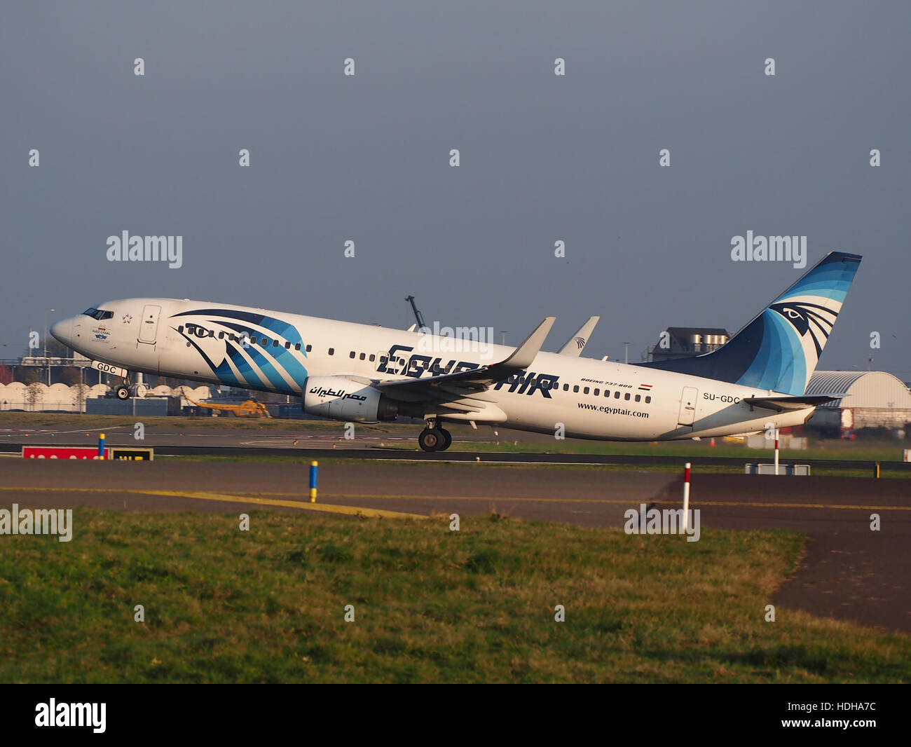 SU-GDC Boeing 737-866, EgyptAir decollo da Schiphol pista 36C pic1 Foto Stock