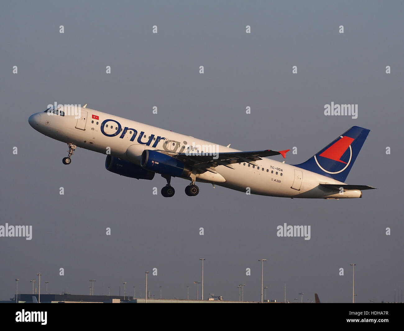 TC-ODA Onur Air Airbus A320-233 decollo da Schiphol pista 36C pic1 Foto Stock