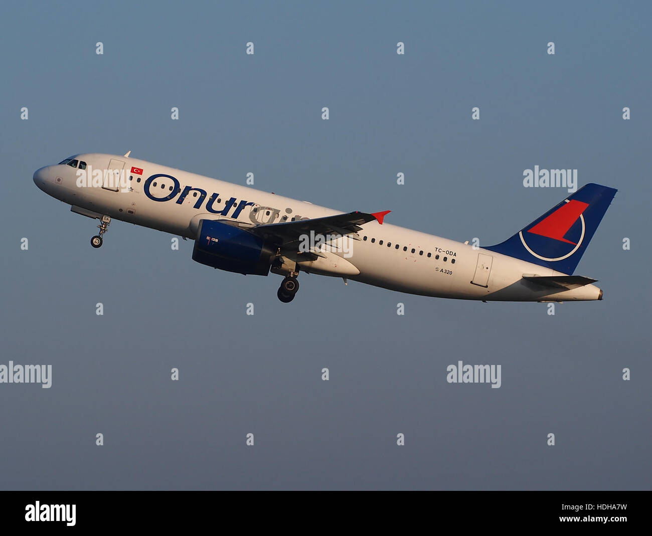 TC-ODA Onur Air Airbus A320-233 decollo da Schiphol pista 36C pic2 Foto Stock