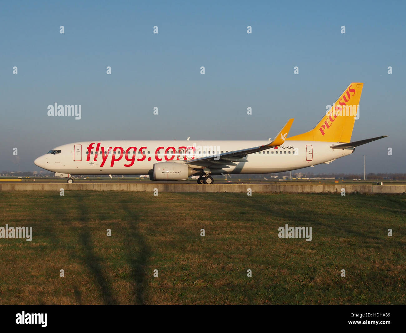 TC-CPL Boeing 737-82R, Pegasus Airlines a Schiphol attraversamento autostrada A5 verso la pista 36L pic3 Foto Stock