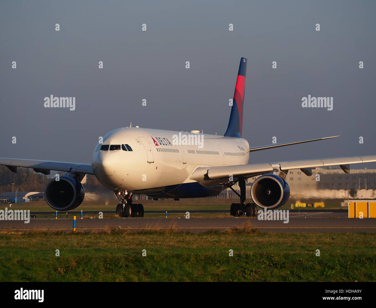 N818NW Airbus A330-323, Delta Air Lines a Schiphol attraversamento autostrada A5 verso la pista 36L pic3 Foto Stock
