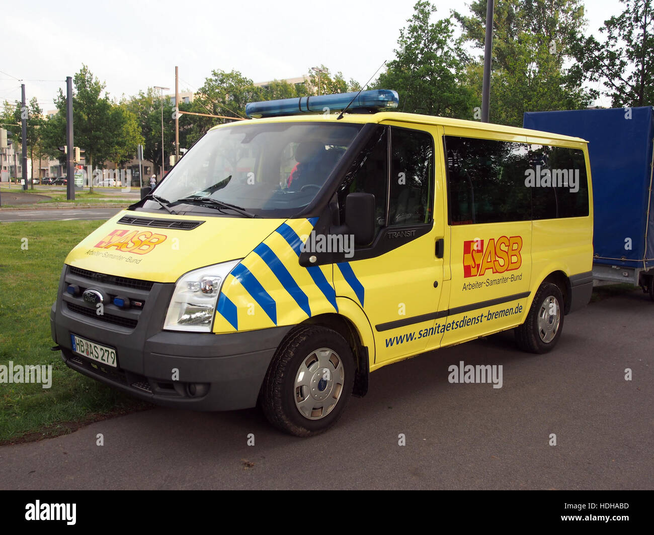 Questa immagine mostra un'ambulanza Ford Transit ASB di stanza a Brema, Germania. Il veicolo fa parte della flotta di risposta alle emergenze e riflette la moderna tecnologia di trasporto per l'assistenza sanitaria. Foto Stock