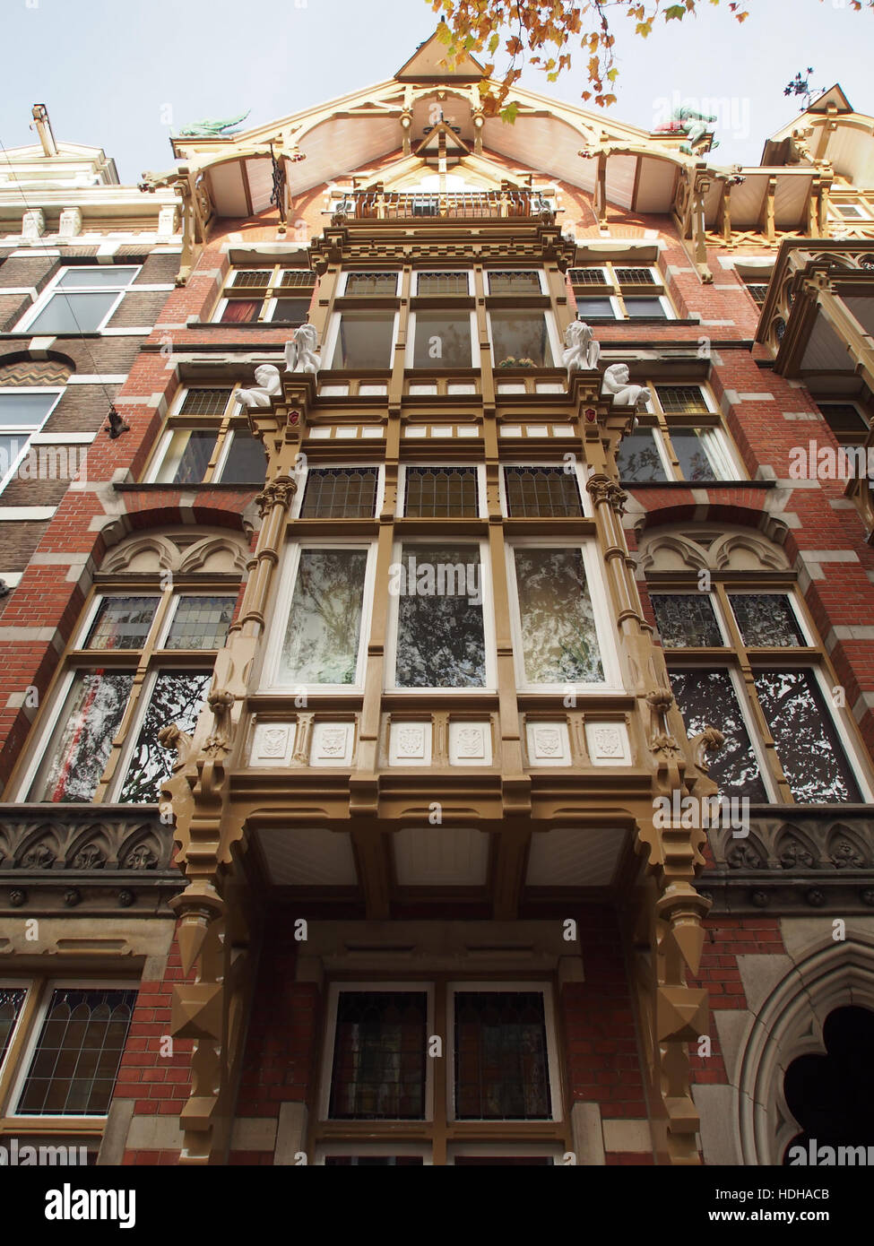 Questa fotografia cattura l'architettura urbana di Ceintuurbaan 251-255, una strada di Amsterdam conosciuta per i suoi caratteristici edifici del XIX secolo. L'immagine mette in risalto le caratteristiche architettoniche della zona, mostrando una miscela di elementi storici e moderni all'interno del paesaggio urbano. Foto Stock
