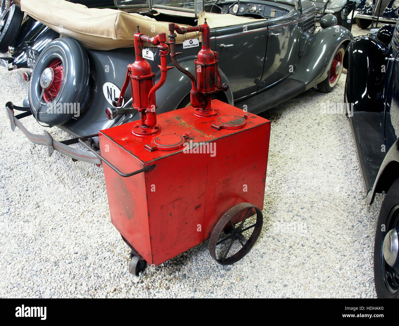 Questa immagine mostra uno storico carrello con pompe, esposto al Museo Ford. Il trolley faceva parte dei primi sistemi di trasporto, utilizzato per trasportare sia persone che merci, simboleggiando lo sviluppo del trasporto industriale e urbano. Foto Stock