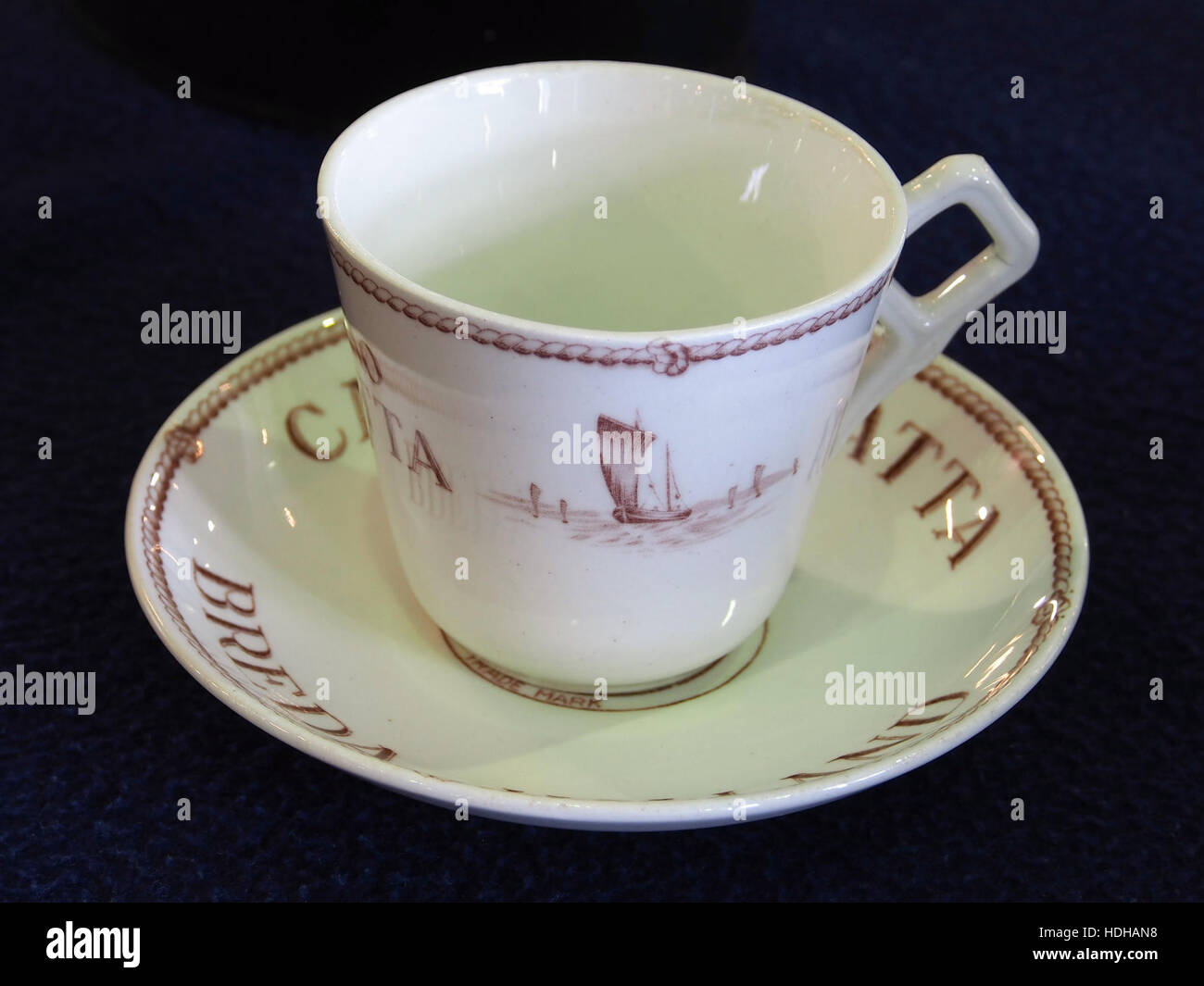 La tazza e il piattino "cacao Kwatta", parte di un set vintage, mette in mostra il marchio e il design della famosa azienda olandese di cioccolato Kwatta. Questo set è un oggetto da collezione che riflette l’eredità dell’azienda nella produzione e nel design del cioccolato. Foto Stock