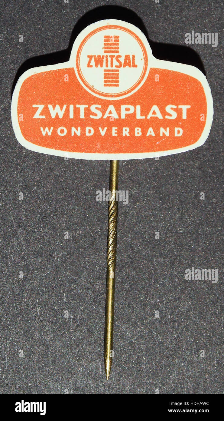 Questa spilla da collezione, nota come "Zwitsaplast speltje", è stata utilizzata come articolo promozionale per Zwitsaplast, una marca di unguento. La spilla rappresenta le pratiche pubblicitarie dei primi anni del XX secolo e il marchio dei prodotti farmaceutici. Foto Stock