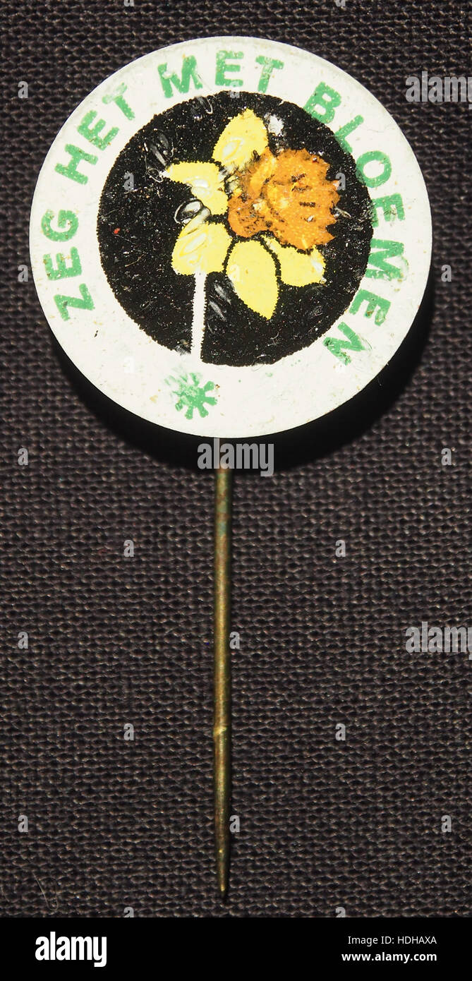 Il distintivo "Zeg het met bloemen" (diciamo con i fiori) è una spilla olandese vintage, spesso usata per esprimere affetto o sentimento, con disegni floreali che simboleggiano varie emozioni. Foto Stock