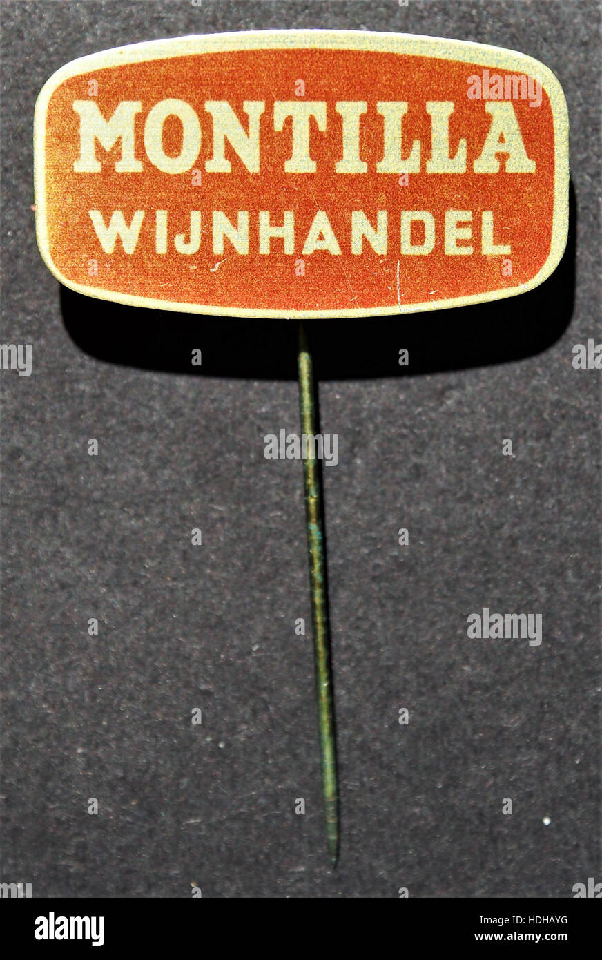 Il *Montilla Wijnhandel speltje* è un simbolo di vino da collezione proveniente da Montilla, Spagna, probabilmente legato al commercio locale di vino nella regione. Conosciuta per la sua produzione vinicola, Montilla è stata una località di spicco per lo Sherry e altri vini. Lo speltje sarebbe stato usato come simbolo o marcatore nel mercato del vino locale durante il XIX o l'inizio del XX secolo. Foto Stock
