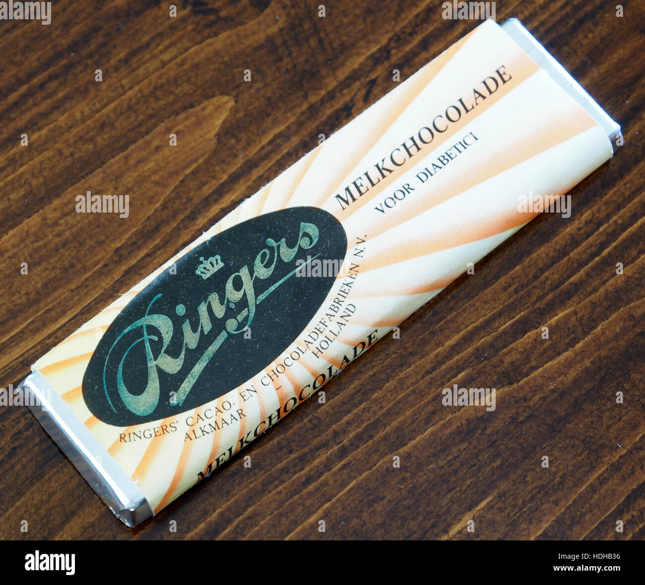 Ringers melkchocolade voor diabetici è un marchio di cioccolato al latte adatto ai diabetici, progettato per le persone che gestiscono il diabete. Il prodotto è specificamente formulato per essere più basso in zuccheri, consentendo un trattamento dolce senza influenzare in modo significativo i livelli di zucchero nel sangue. Foto Stock