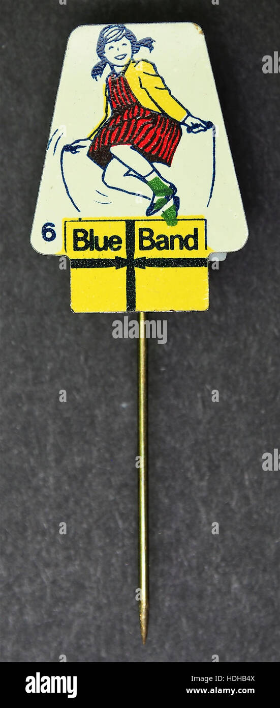 La Blue Band Speltje è un oggetto da collezione dell'azienda Blue Band, nota per il suo marchio iconico nei prodotti alimentari. Lo speltje rappresenta un pezzo della storia del marchio e del suo posto nel mercato consumer. Foto Stock