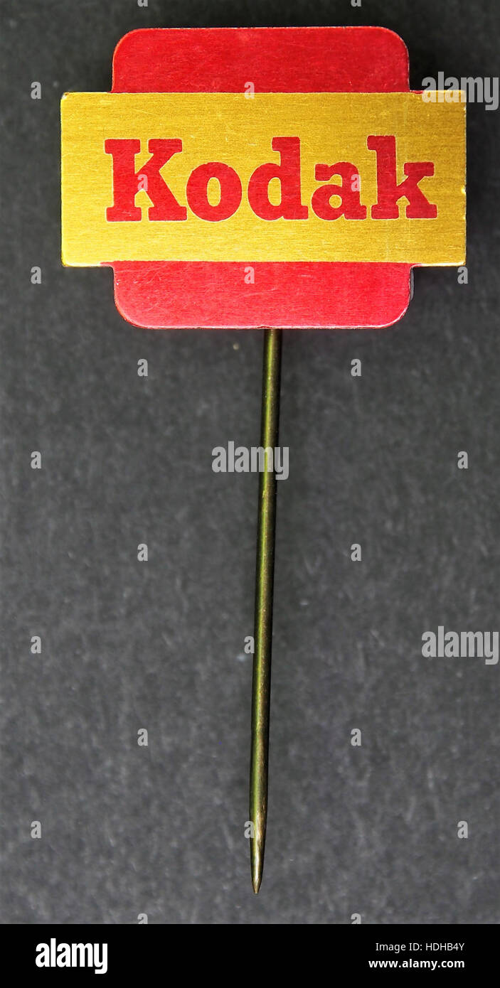Questa fotografia o manufatto vintage relativo a "Kodak speltje" mostra un pezzo di storia fotografica, potenzialmente riferendosi a un piccolo gettone o a un oggetto legato all'impatto del marchio Kodak sulla fotografia dei primi anni del XX secolo. Foto Stock