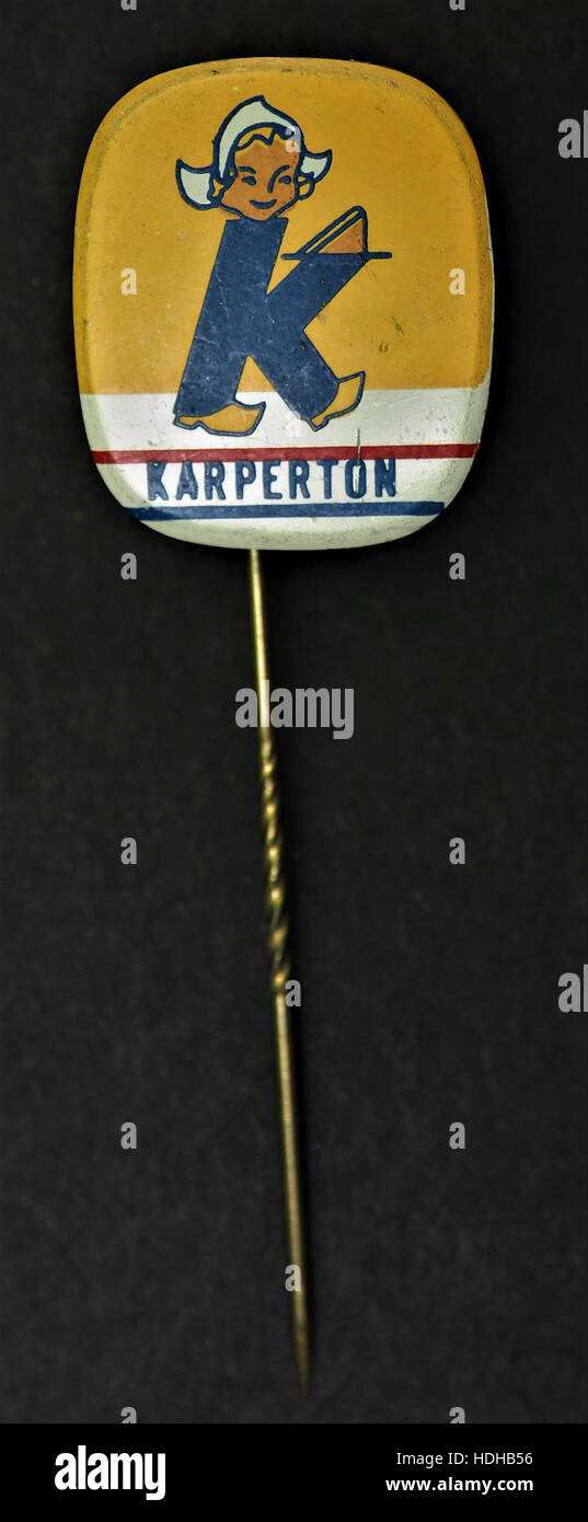 Un oggetto decorativo tradizionale noto come Karperton speltje, utilizzato in contesti storici per varie pratiche cerimoniali e culturali. Il suo design riflette l'artigianato regionale dei periodi precedenti. Foto Stock