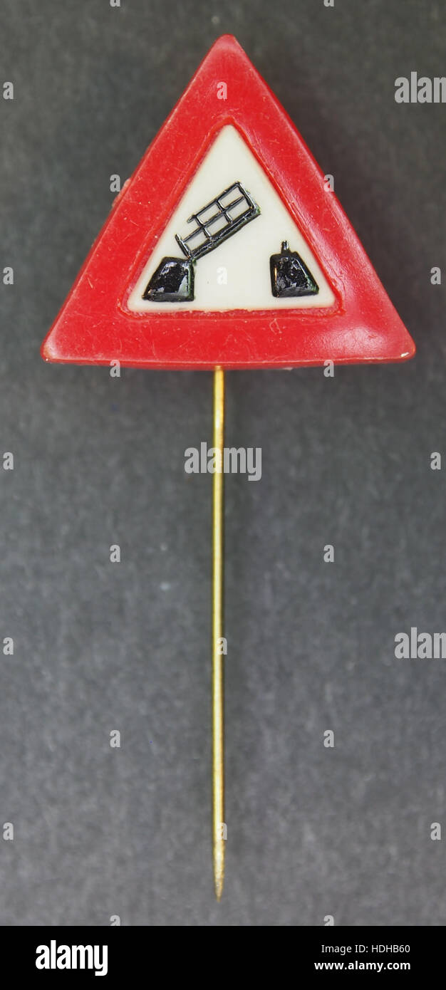 Una fotografia vintage di un ponte aperto con un cartello stradale e un badge. L'immagine cattura una scena quotidiana, enfatizzando le infrastrutture delle aree urbane e dei trasporti durante la metà del XX secolo. La scena riflette il progresso tecnologico del tempo nella progettazione urbana e nei sistemi di transito. Foto Stock